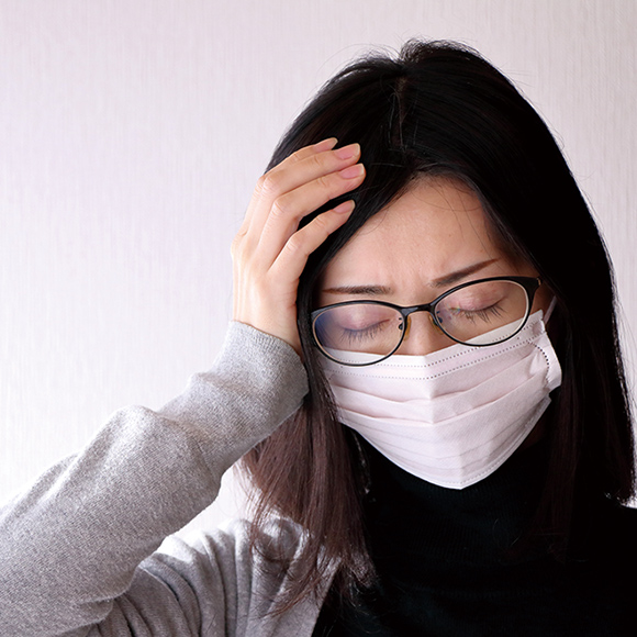 悩んでいる人多数 マスク頭痛の原因と対処法