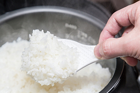 しゃもじで切り混ぜると、くっついた米粒がほぐれ、ふっくら仕上がります。